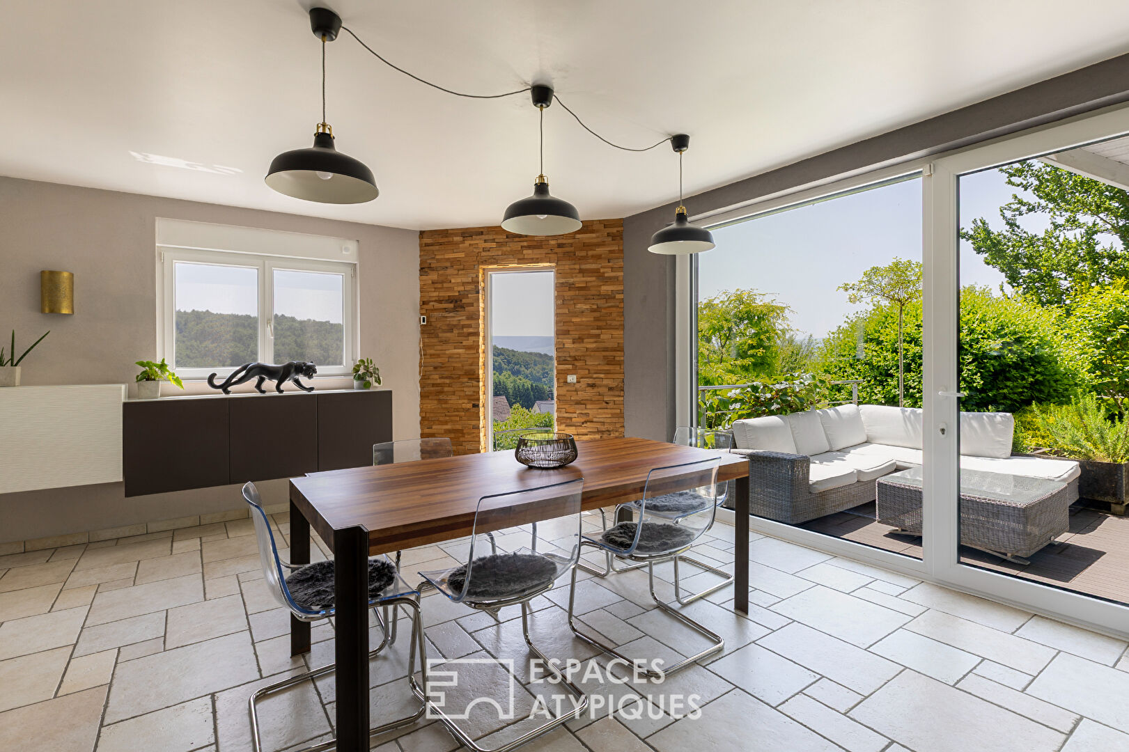 Maison contemporaine avec espace bien être et vue dominante