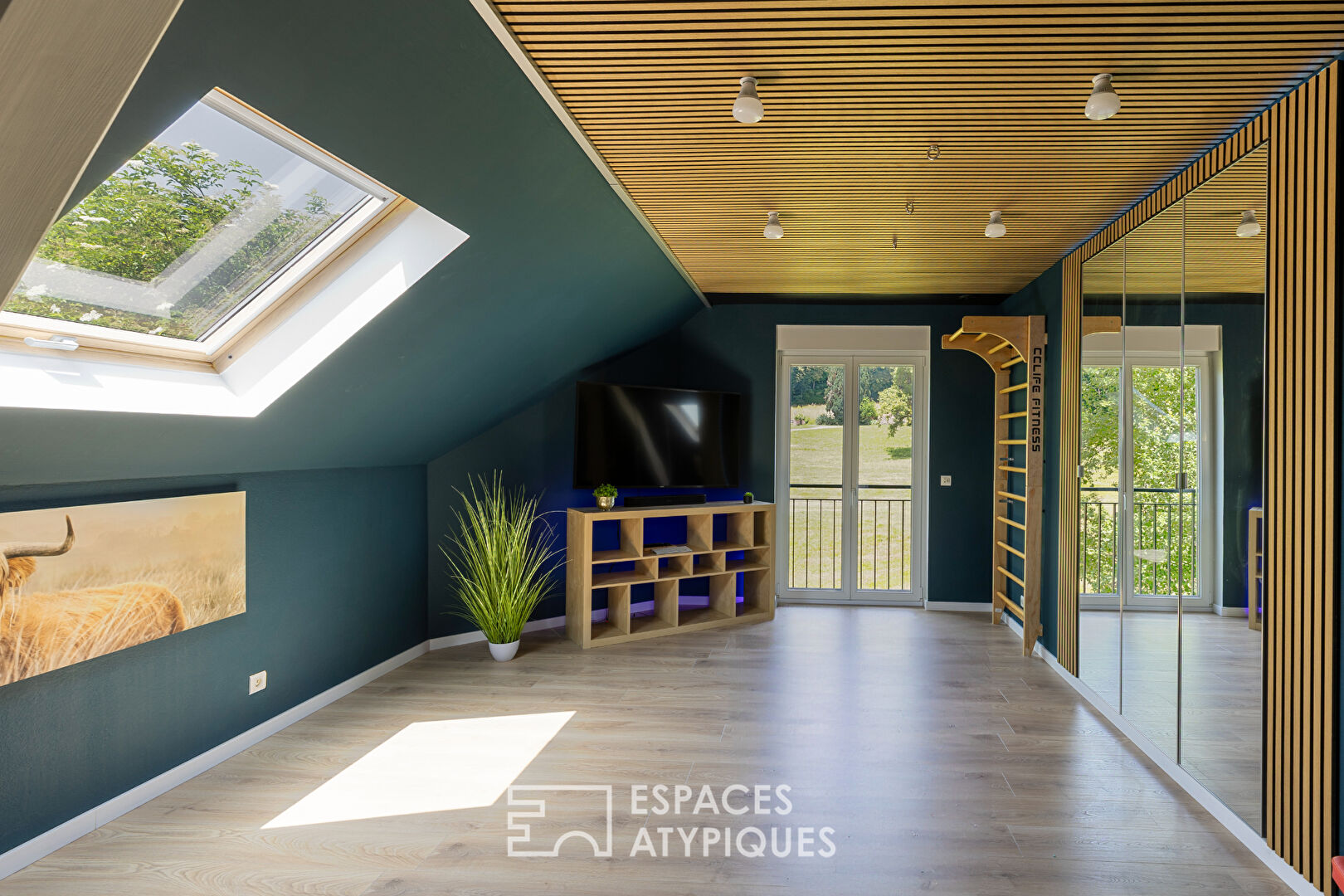 Maison contemporaine avec espace bien être et vue dominante