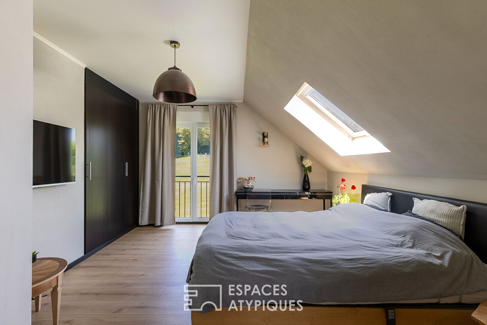 Maison contemporaine avec espace bien être et vue dominante