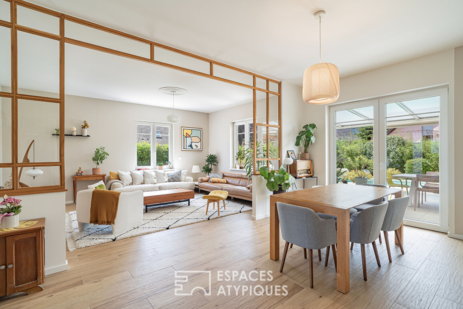 Maison contemporaine familiale avec jardin et piscine
