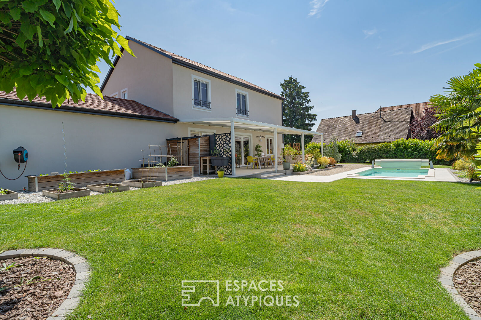 Maison contemporaine familiale avec jardin et piscine