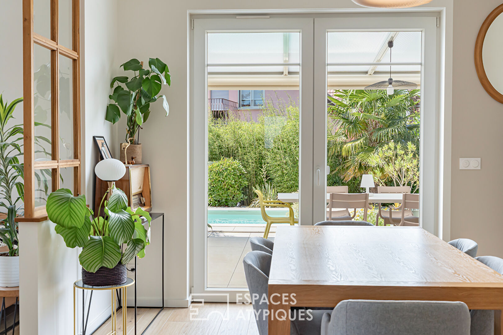 Maison contemporaine familiale avec jardin et piscine