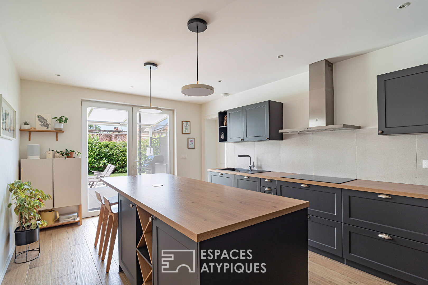 Maison contemporaine familiale avec jardin et piscine