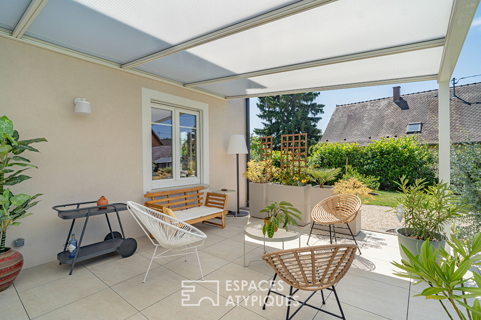Maison contemporaine familiale avec jardin et piscine