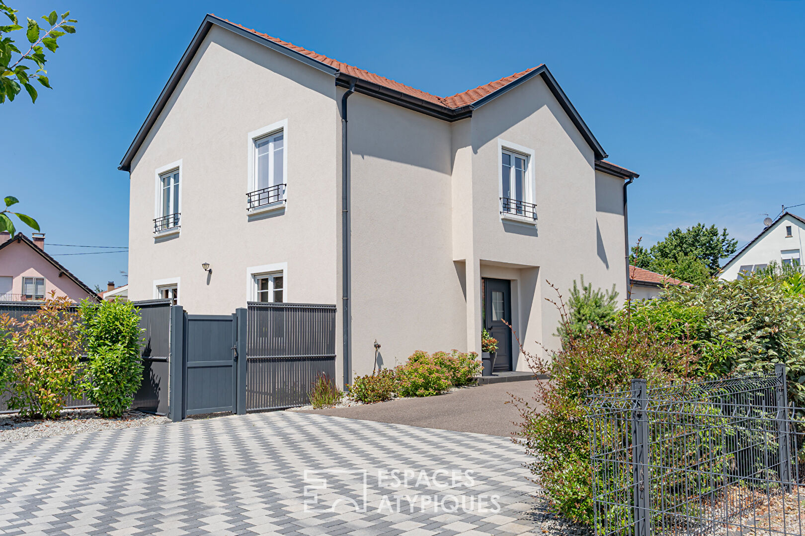 Maison contemporaine familiale avec jardin et piscine