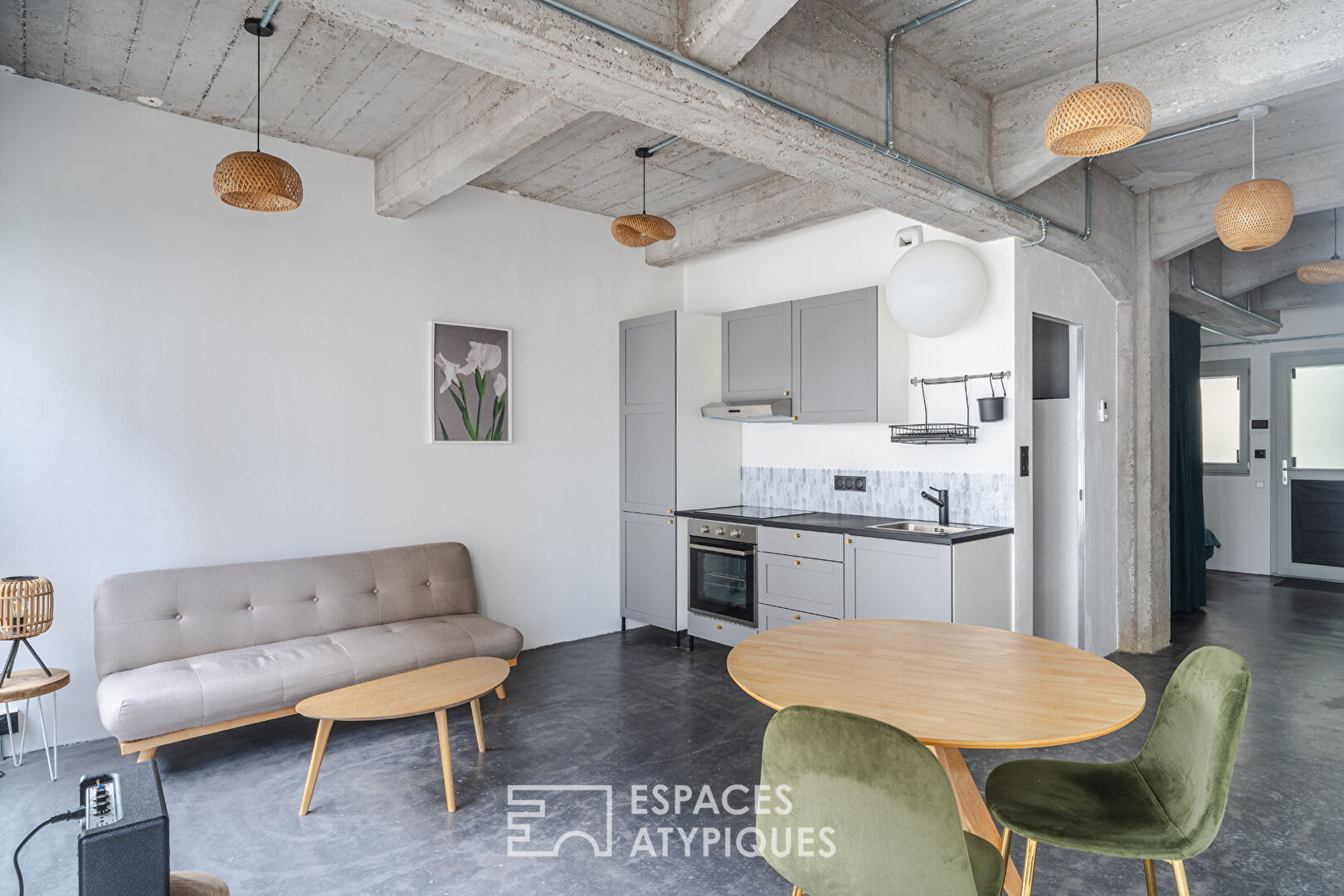 Small industrial-style loft with terrace in the Coop district