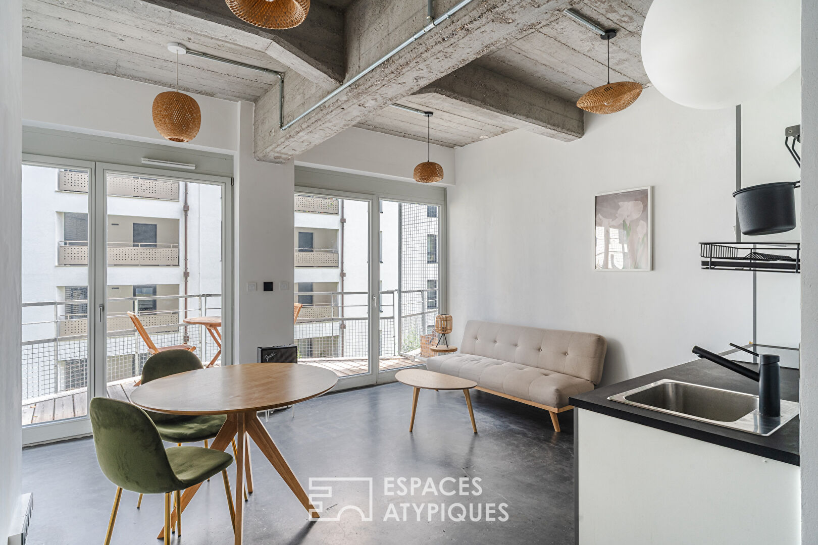 Small industrial-style loft with terrace in the Coop district