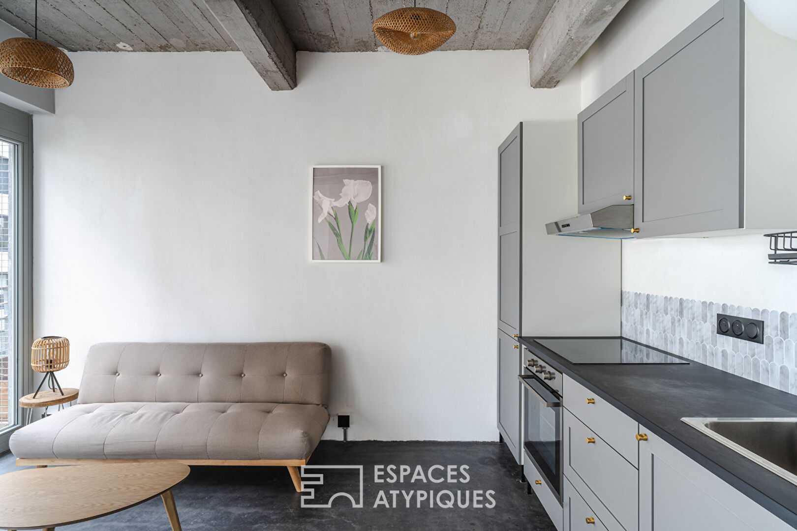 Small industrial-style loft with terrace in the Coop district