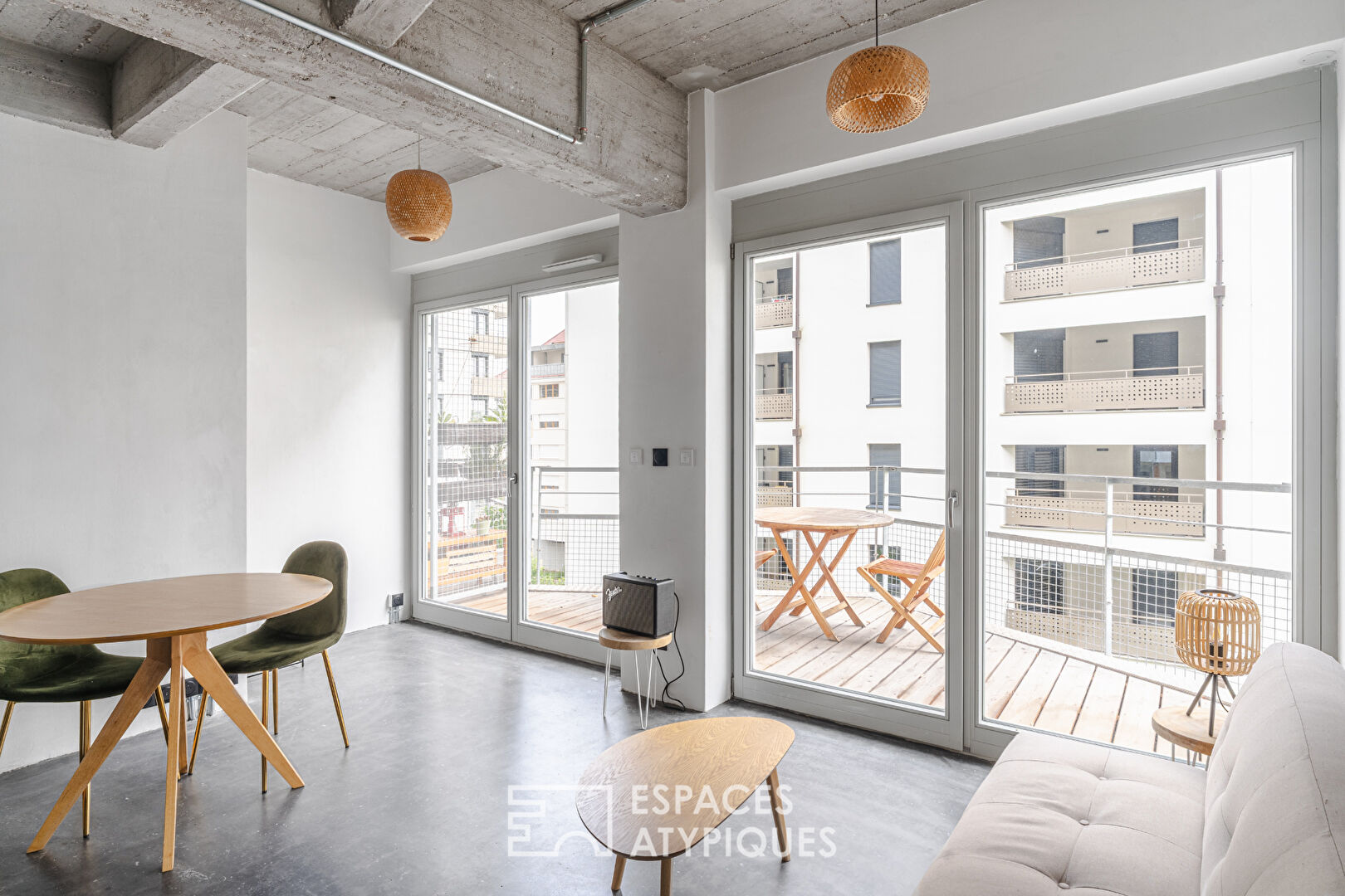 Small industrial-style loft with terrace in the Coop district