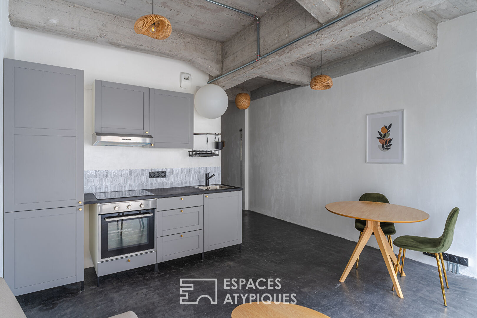 Small industrial-style loft with terrace in the Coop district