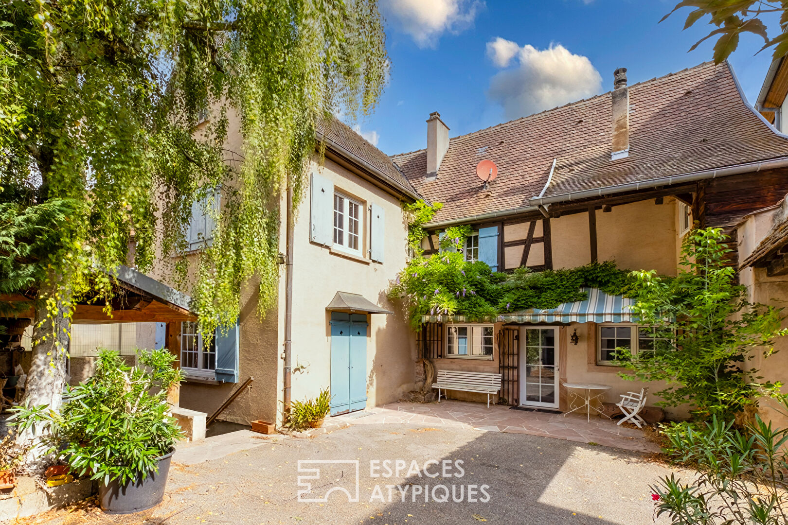 A rare property complex between ramparts and vineyards