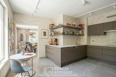 Maison d’architecte seventies à fort potentiel et son vaste terrain boisé