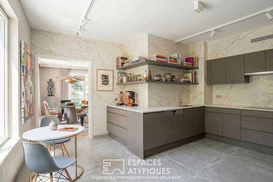 Maison d'architecte seventies à fort potentiel et son vaste terrain boisé