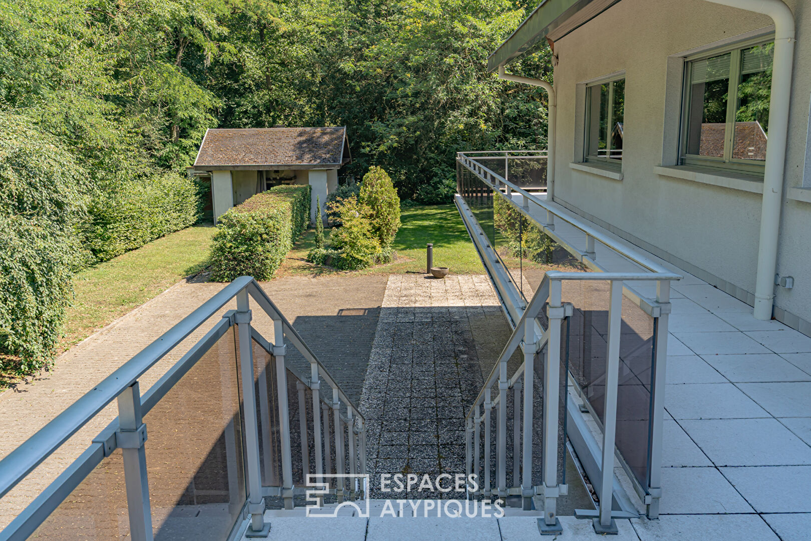 Maison d’architecte seventies à réinventer et son vaste terrain