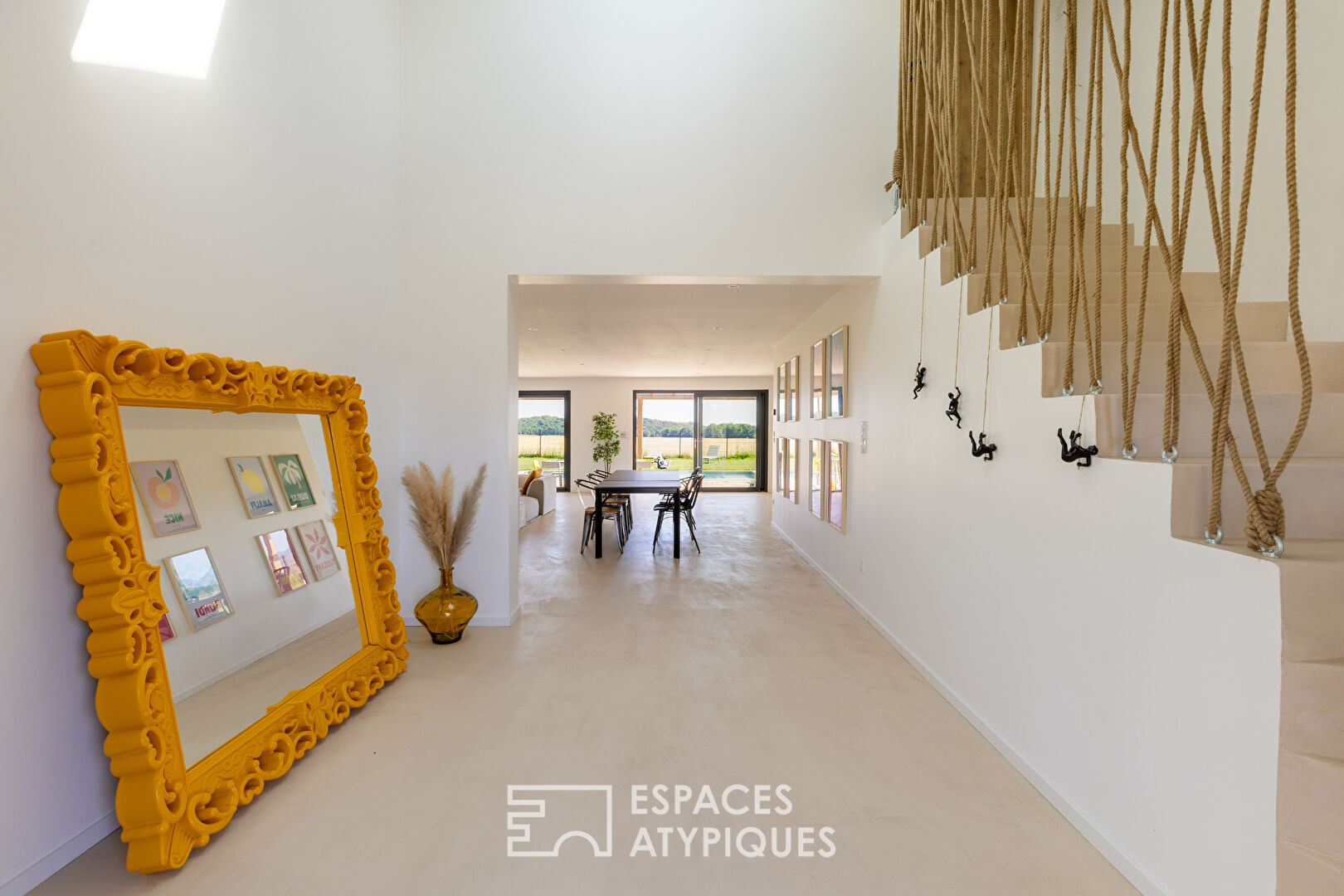 Maison contemporaine avec piscine et vue imprenable