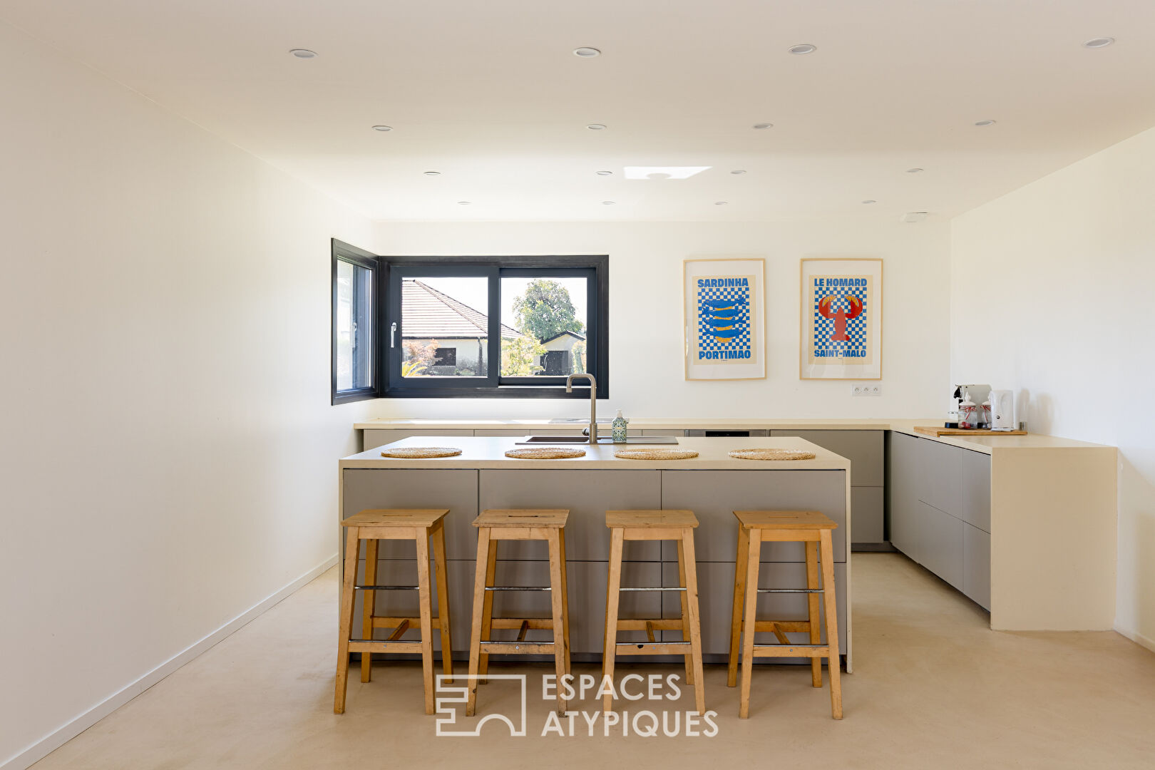 Maison contemporaine avec piscine et vue imprenable