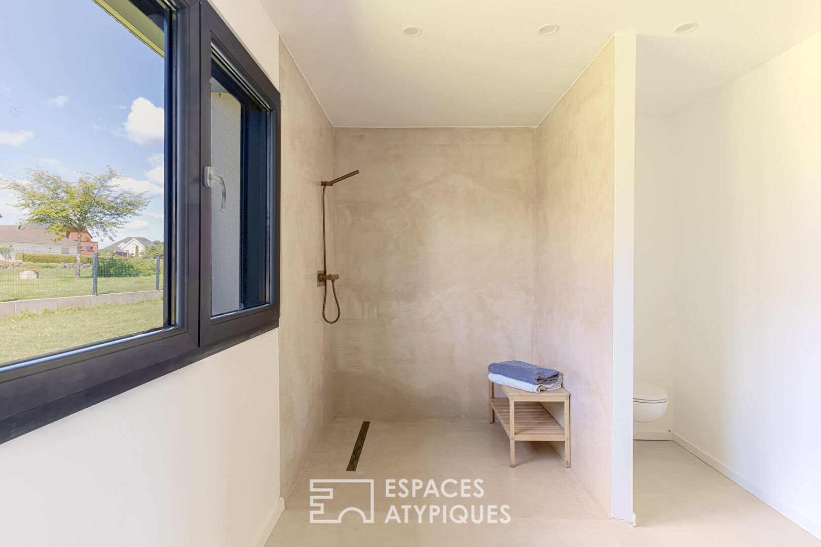 Maison contemporaine avec piscine et vue imprenable