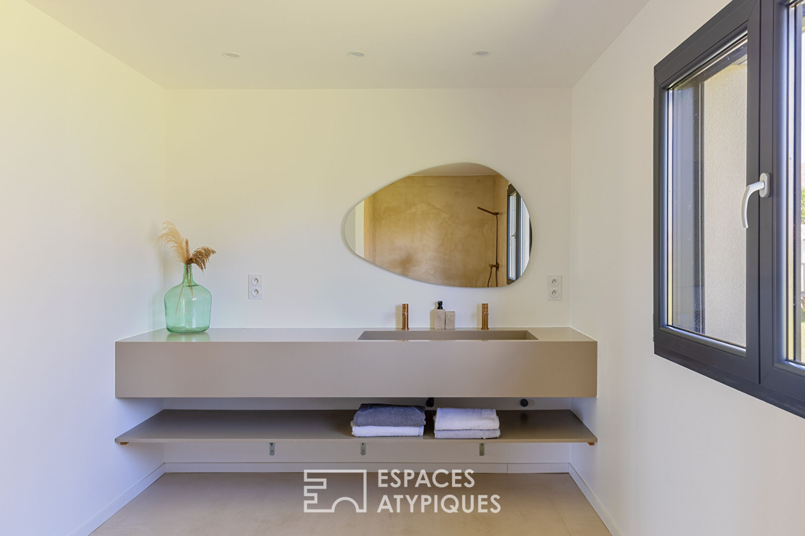 Maison contemporaine avec piscine et vue imprenable