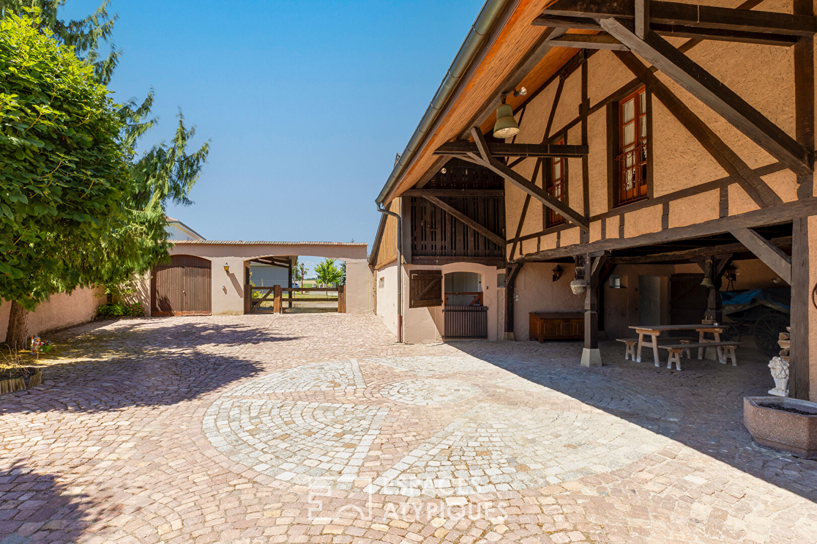 Maison à colombages du XVIe siècle et sa cour pavée
