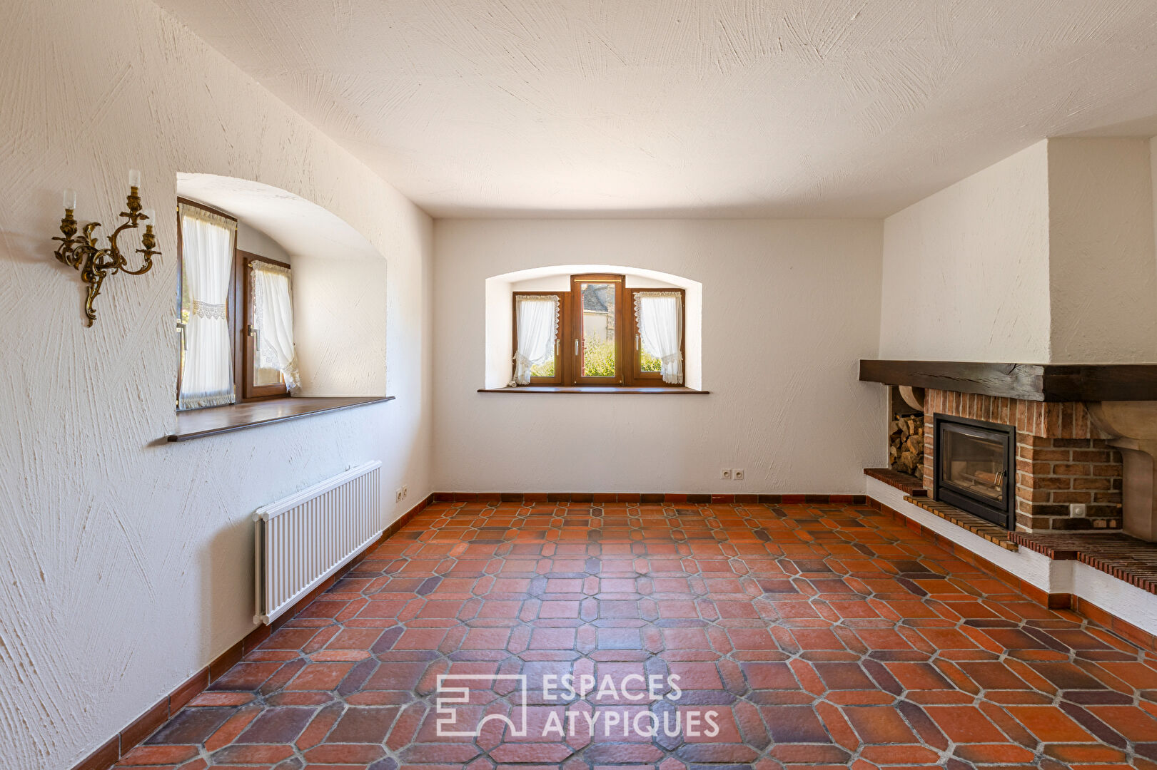 Maison à colombages du XVIe siècle et sa cour pavée
