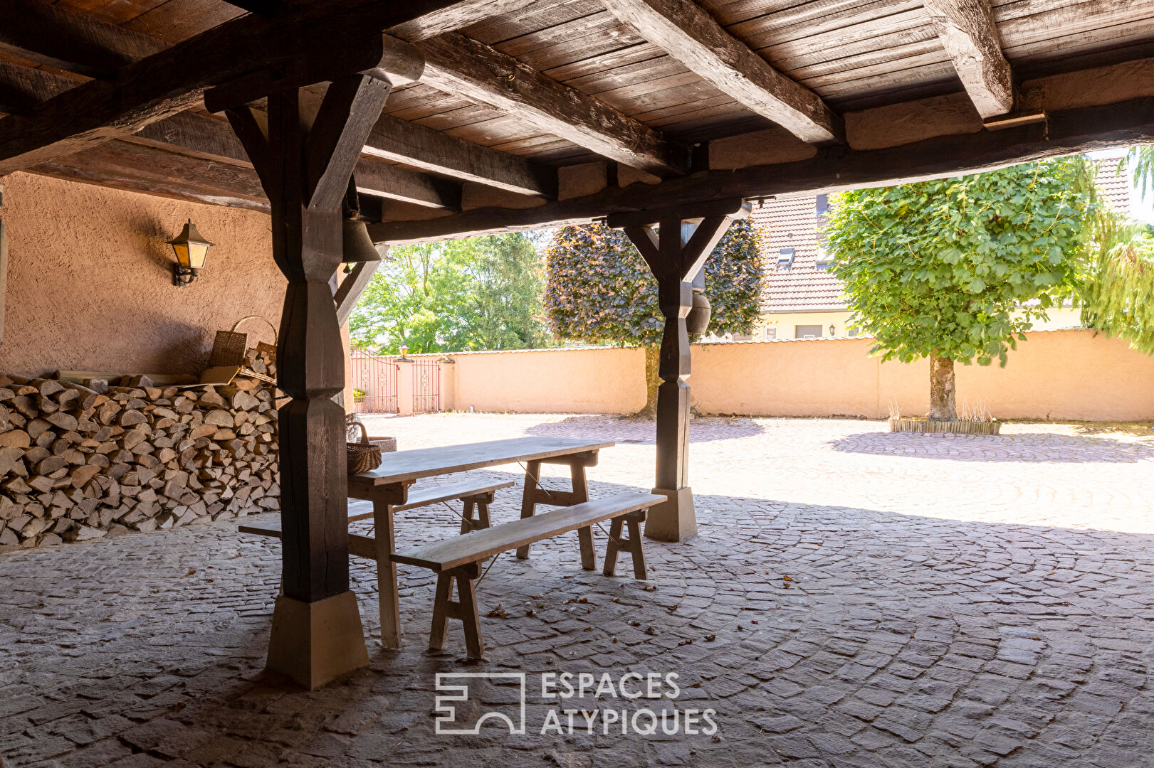 Maison à colombages du XVIe siècle et sa cour pavée