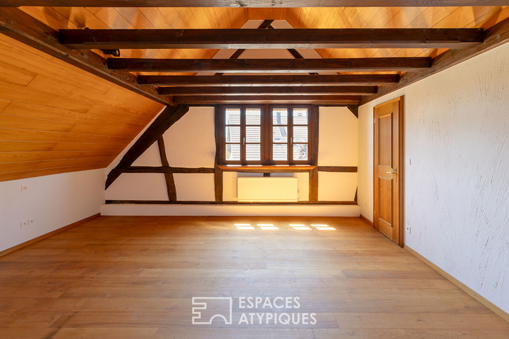Maison à colombages du XVIe siècle et sa cour pavée