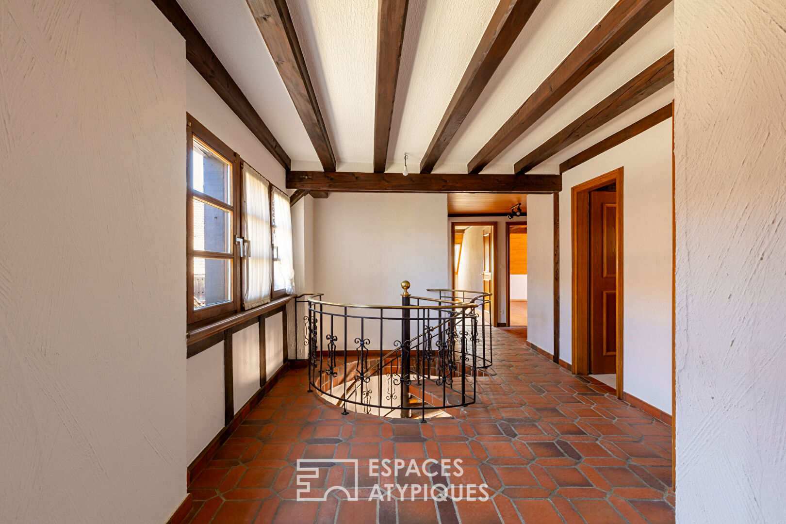 Maison à colombages du XVIe siècle et sa cour pavée