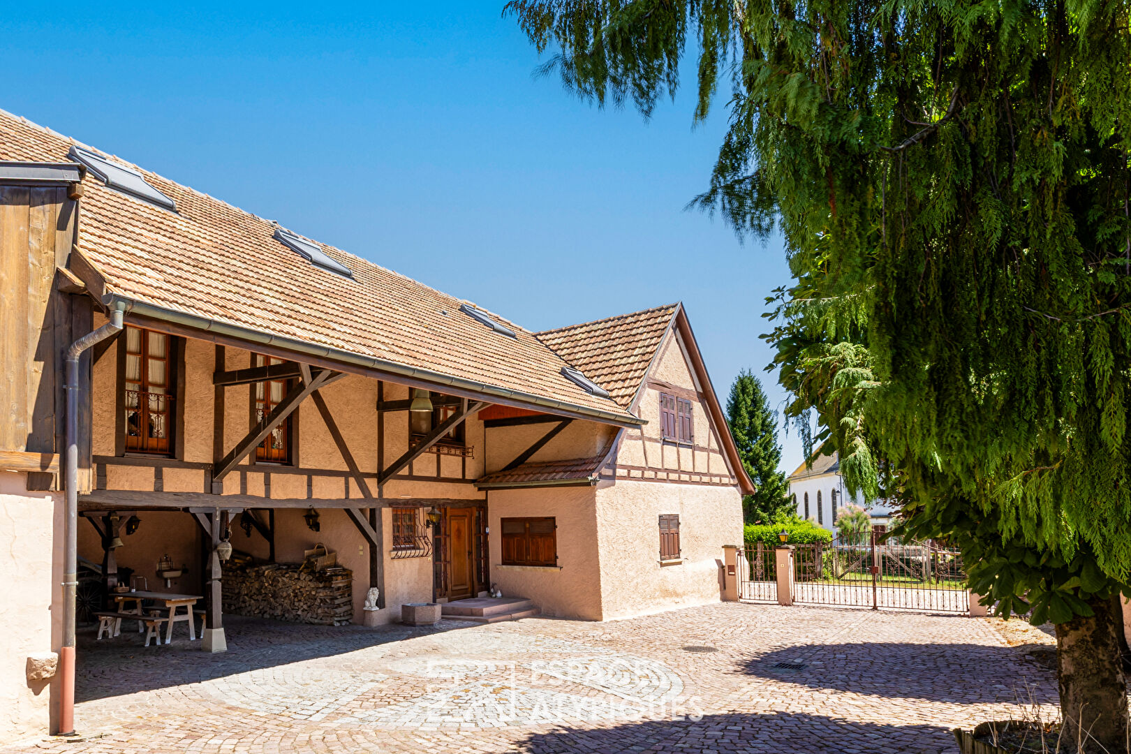 Maison à colombages du XVIe siècle et sa cour pavée
