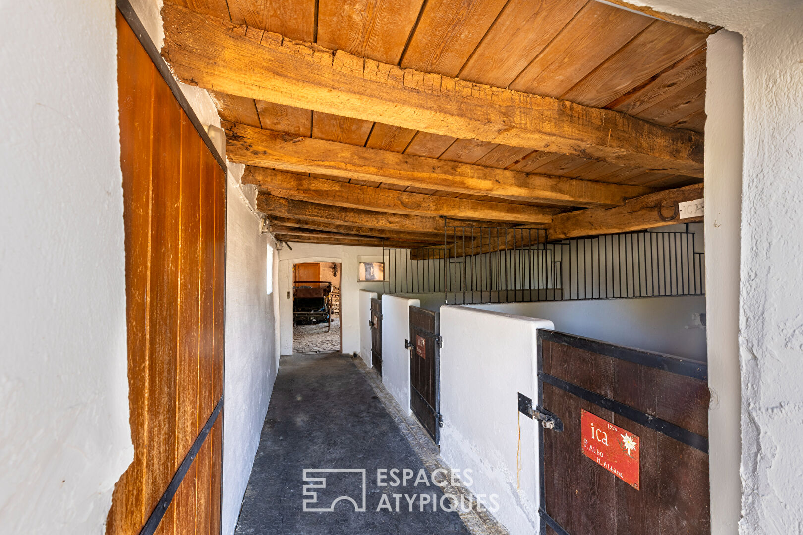 Maison à colombages du XVIe siècle et sa cour pavée