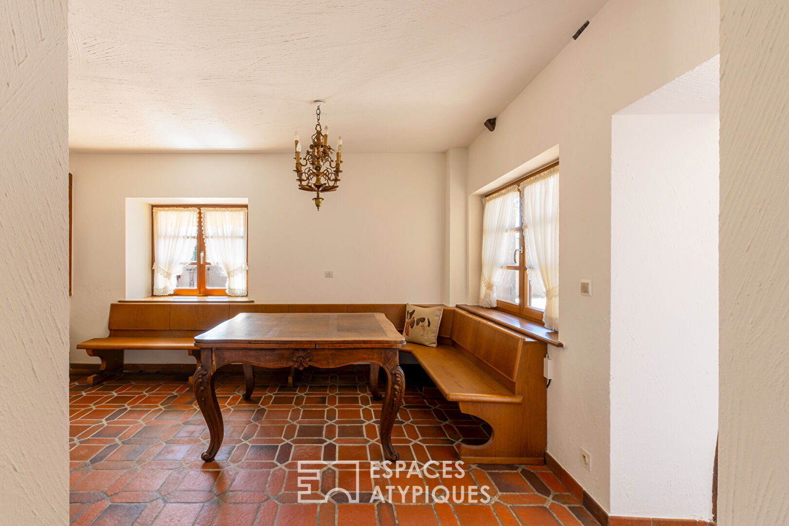 Maison à colombages du XVIe siècle et sa cour pavée