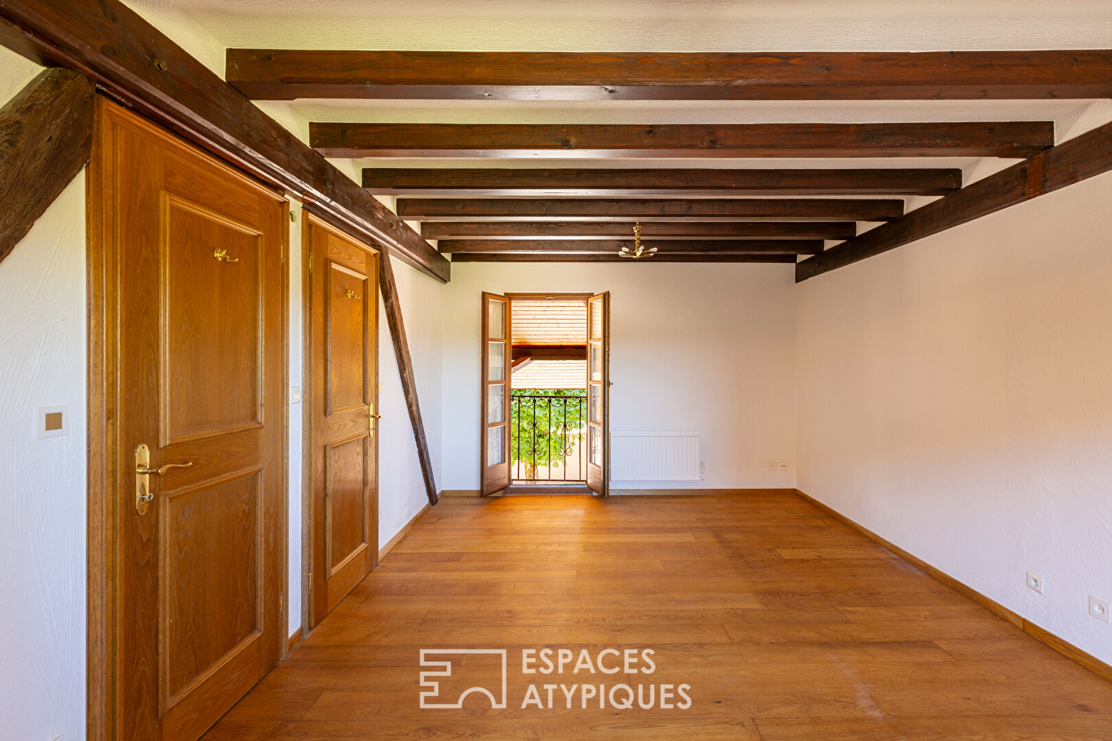 Maison à colombages du XVIe siècle et sa cour pavée