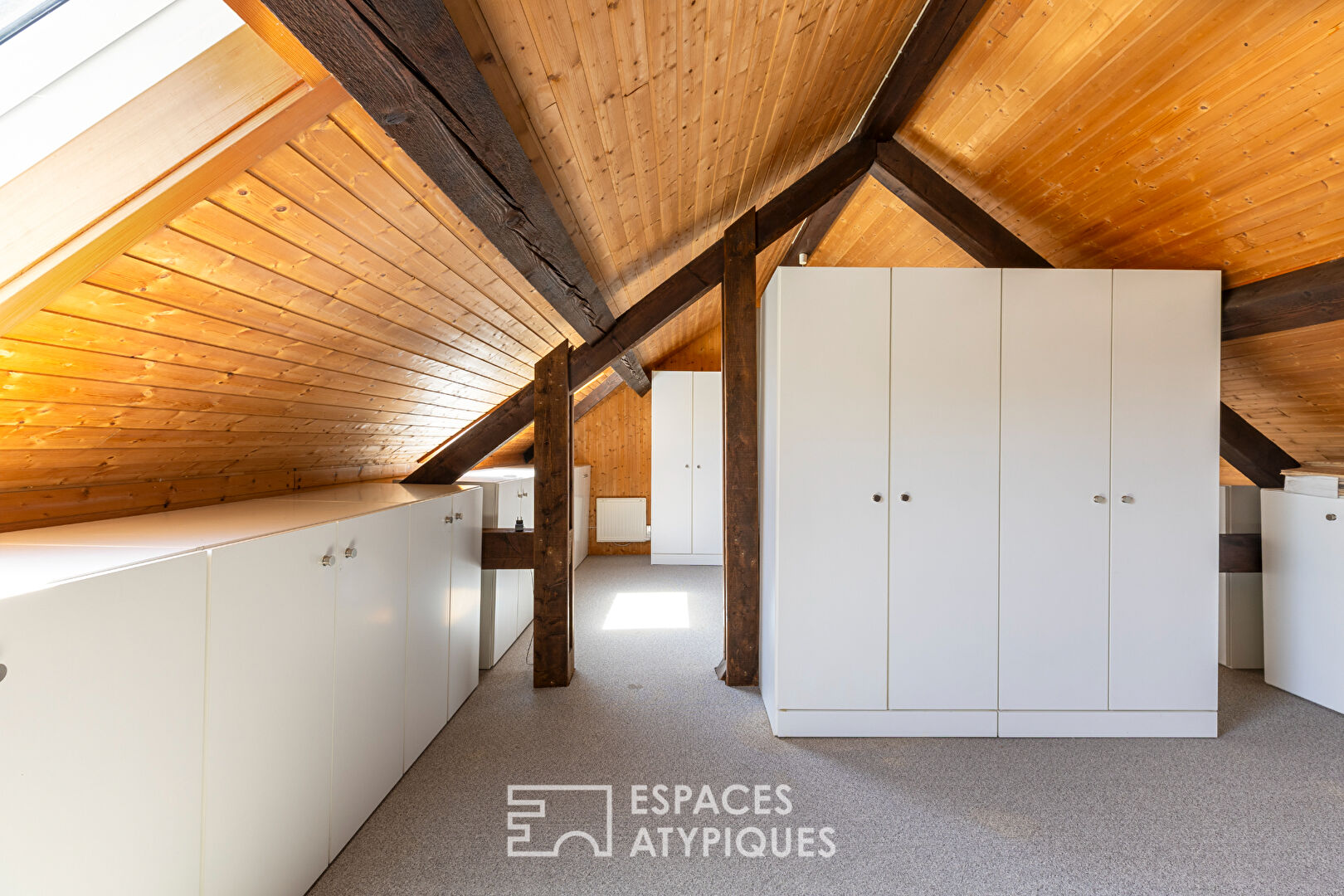 Maison à colombages du XVIe siècle et sa cour pavée