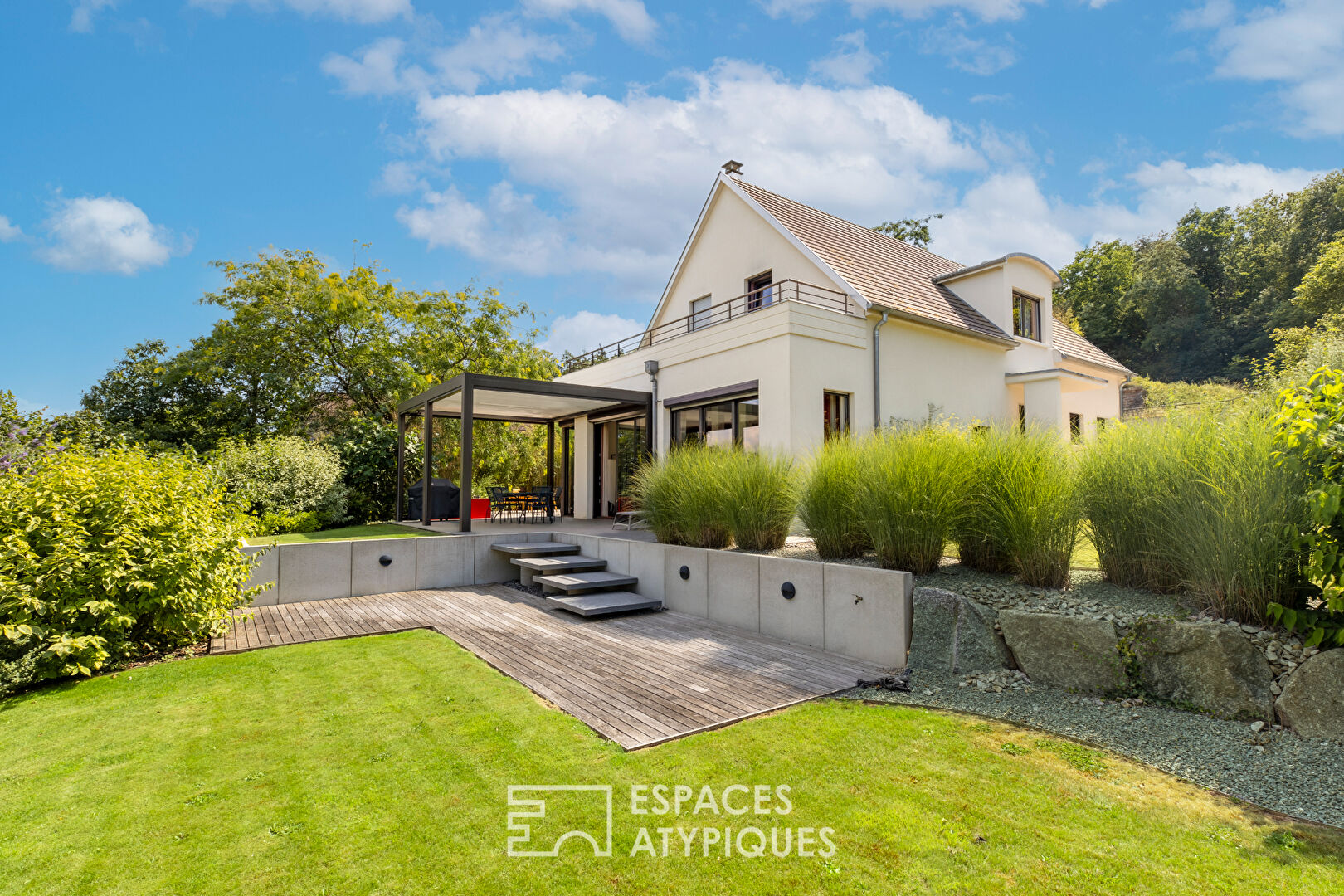 Contemporary villa with panoramic views of the vineyards