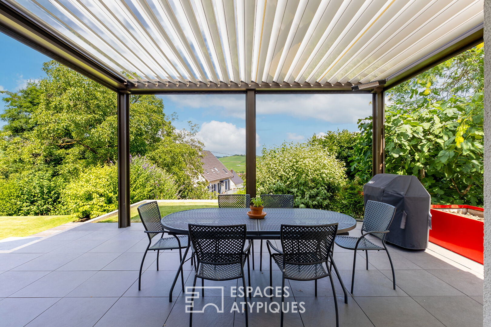 Contemporary villa with panoramic views of the vineyards