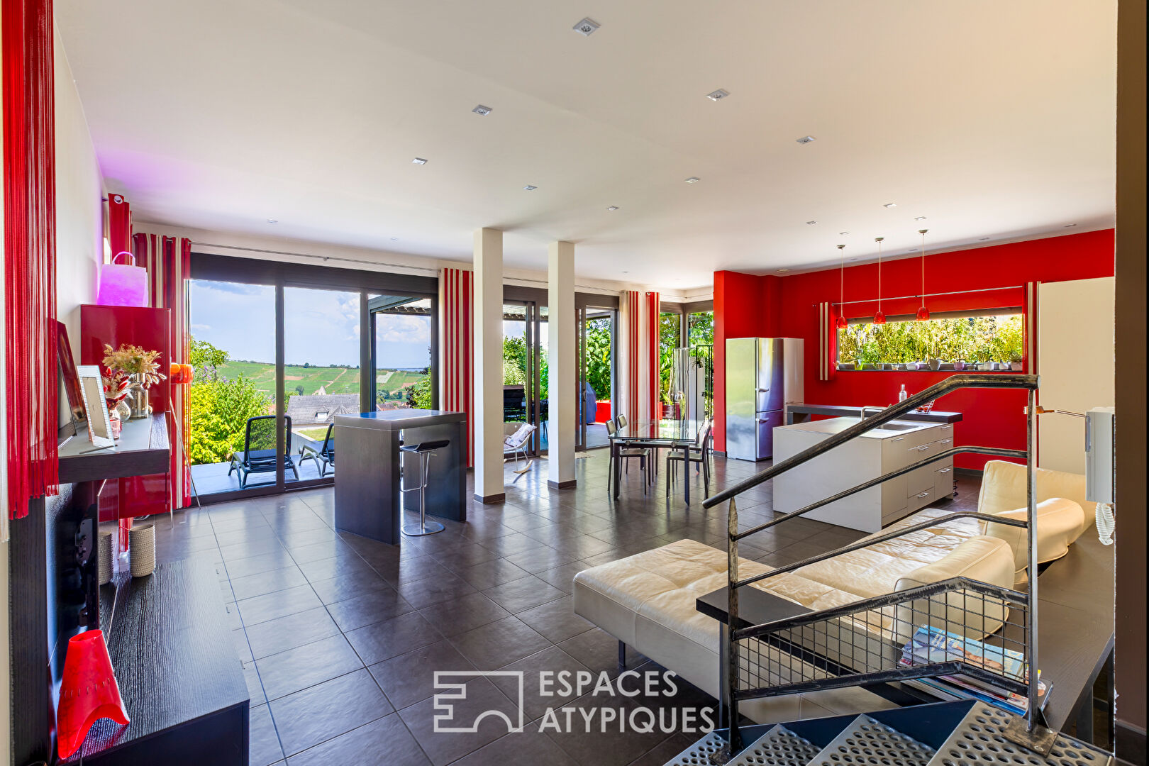 Contemporary villa with panoramic views of the vineyards