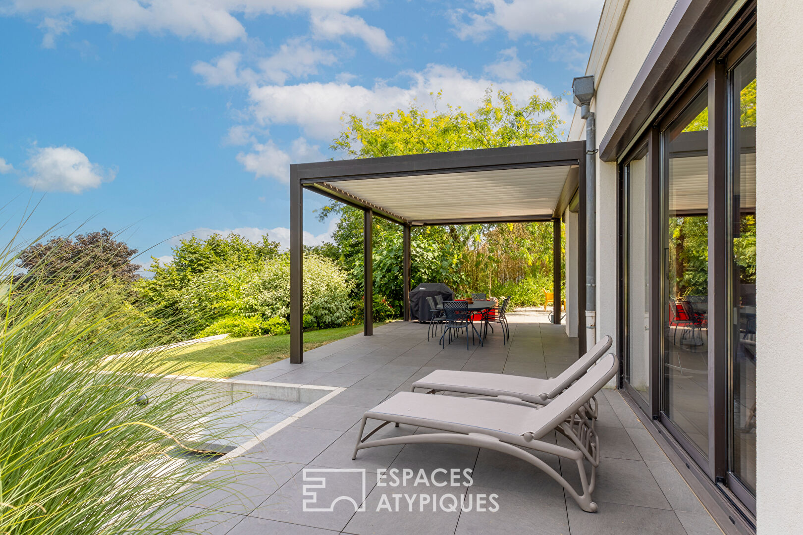 Contemporary villa with panoramic views of the vineyards