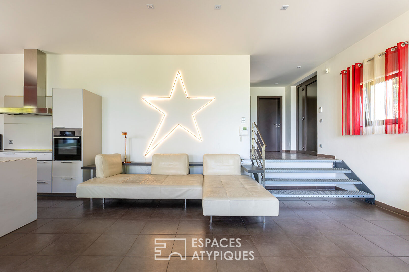 Contemporary villa with panoramic views of the vineyards