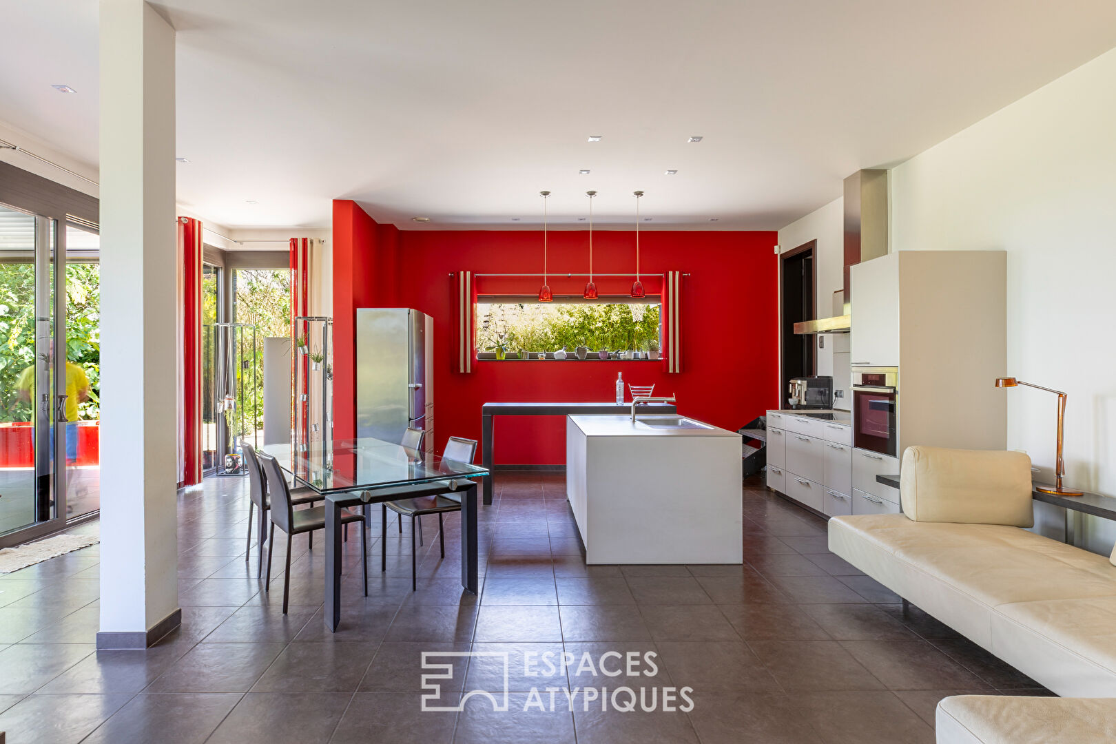 Contemporary villa with panoramic views of the vineyards