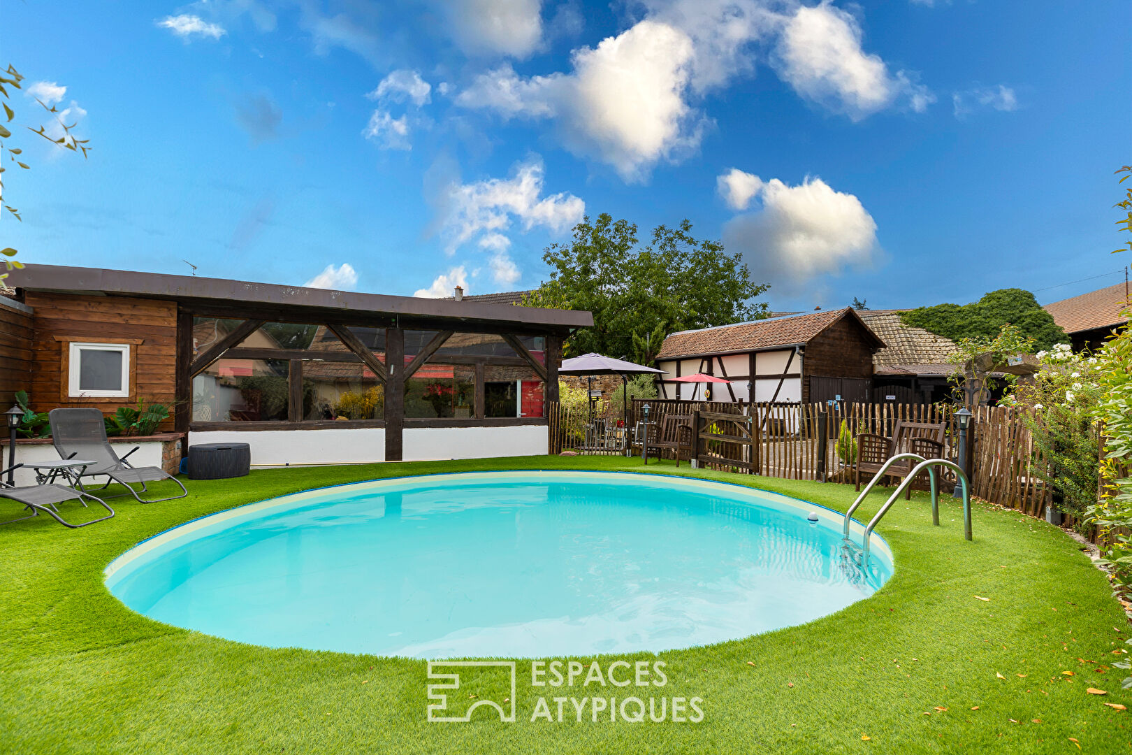 Ferme rénovée avec piscine et gîtes clés en main