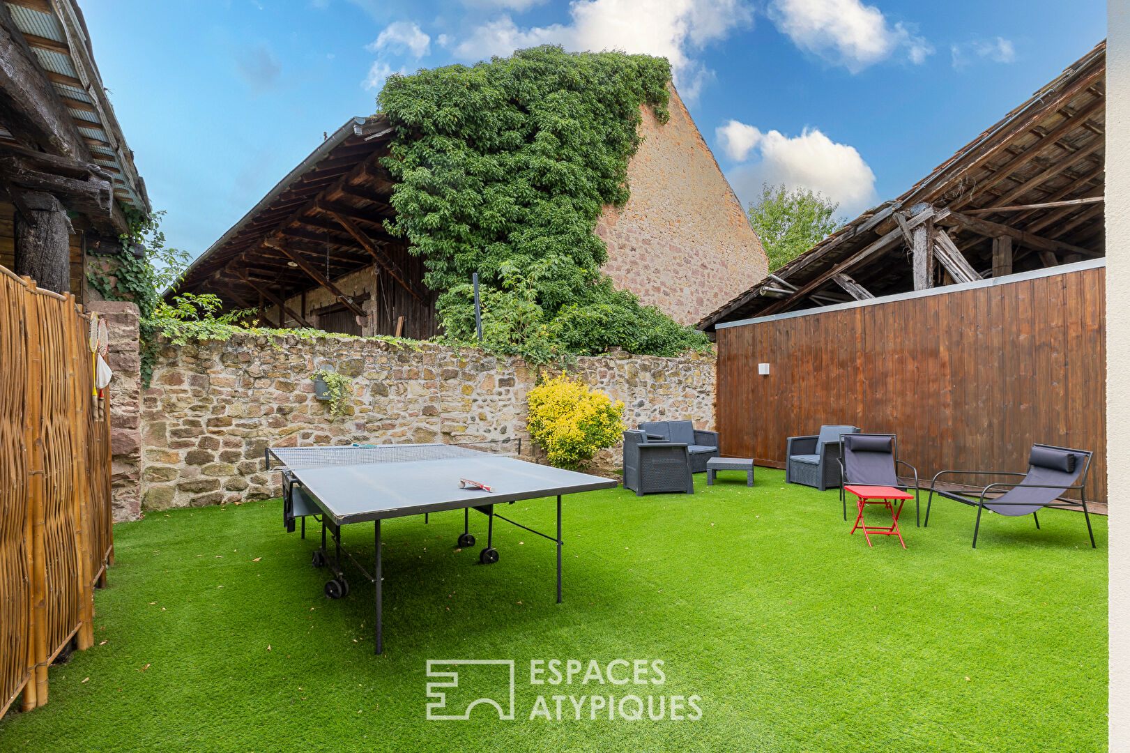 Ferme rénovée avec piscine et gîtes clés en main