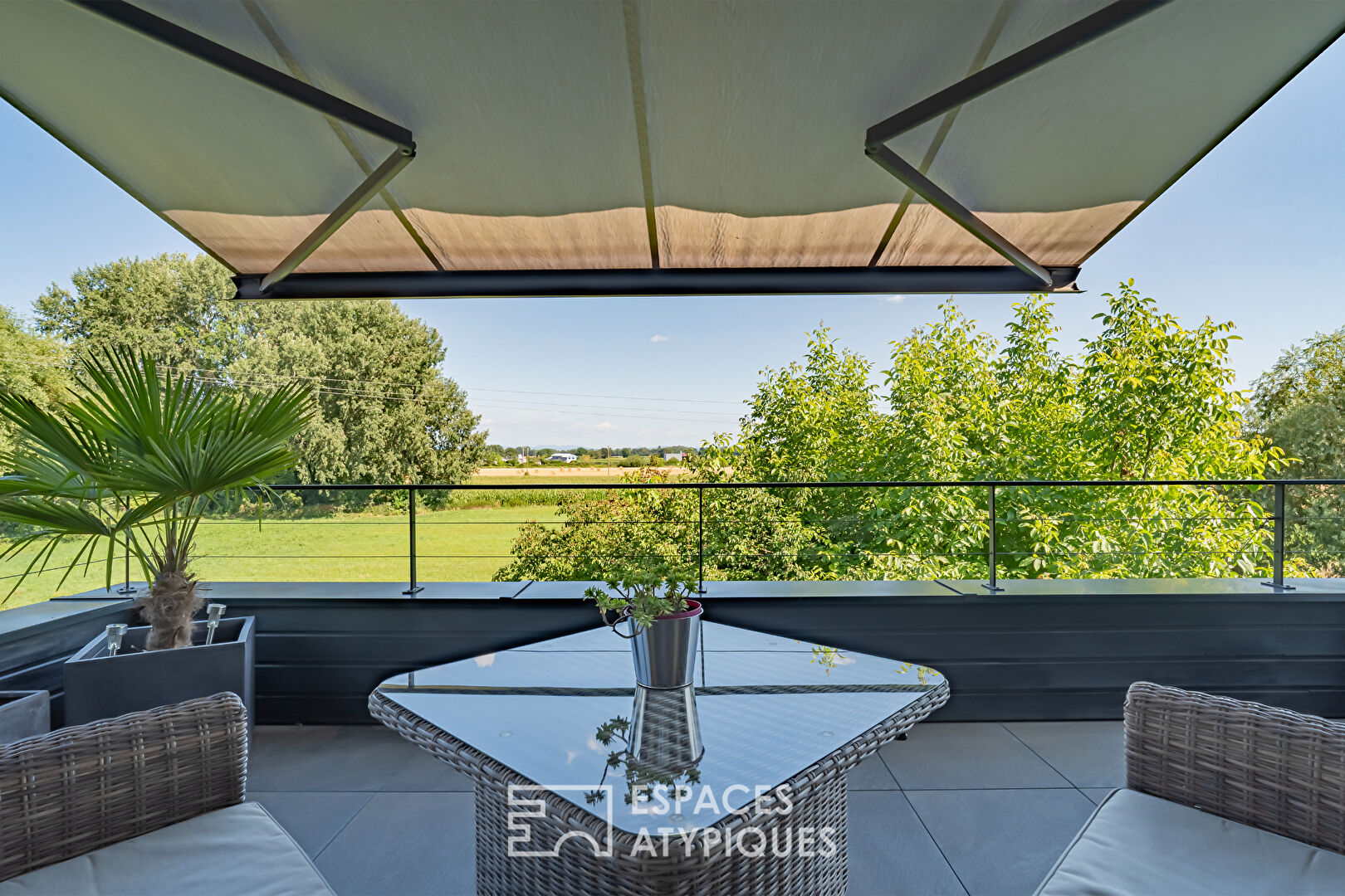 Appartement de caractère avec terrasse et vue dégagée