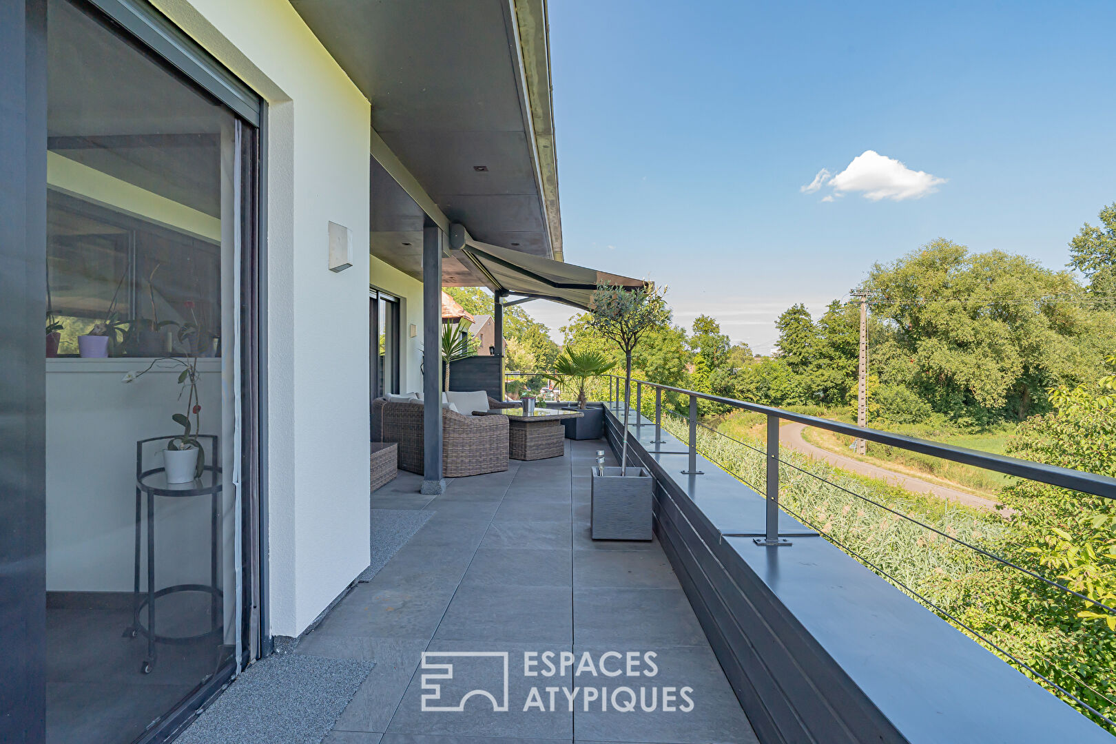 Appartement de caractère avec terrasse et vue dégagée