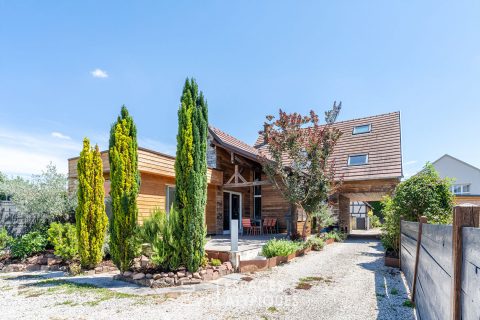 Ancienne étable revisitée avec piscine et jardin