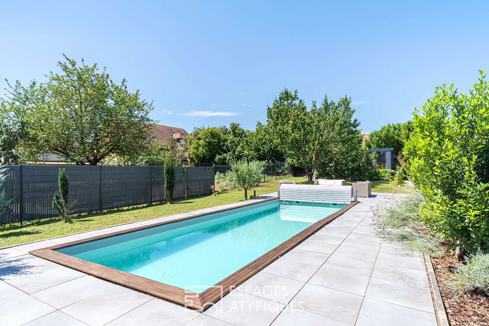 Ancienne étable revisitée avec piscine et jardin