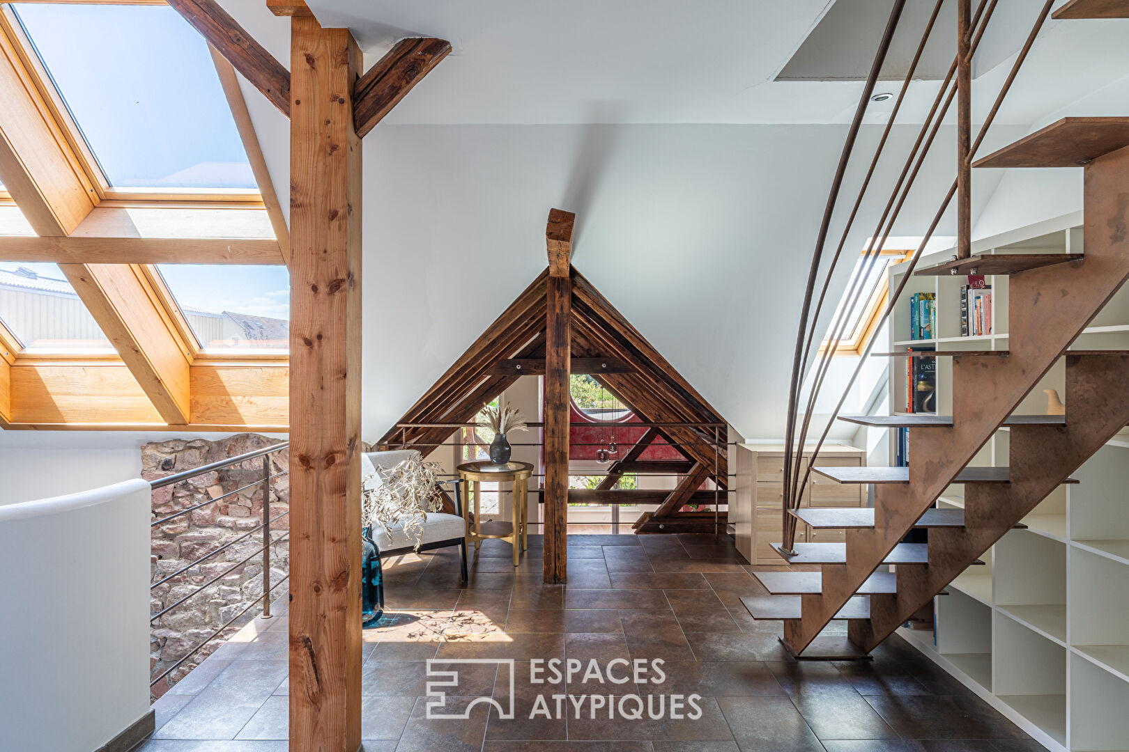 Ancienne étable revisitée avec piscine et jardin