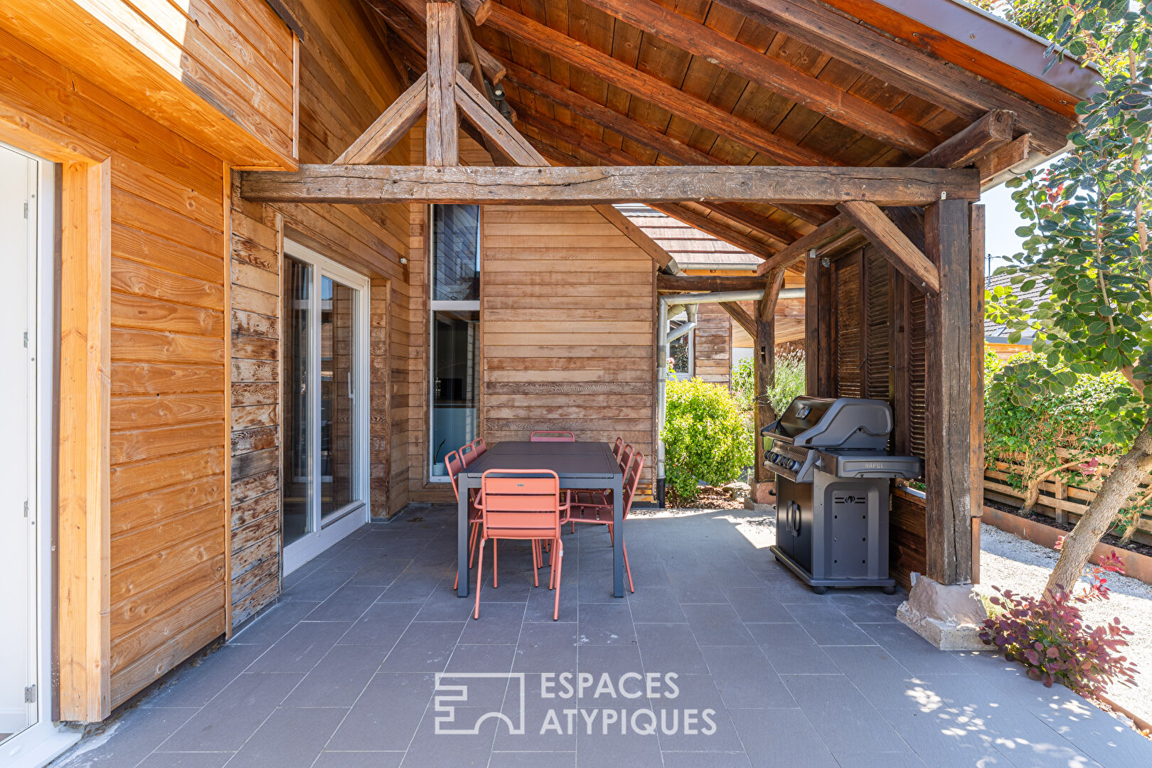 Ancienne étable revisitée avec piscine et jardin