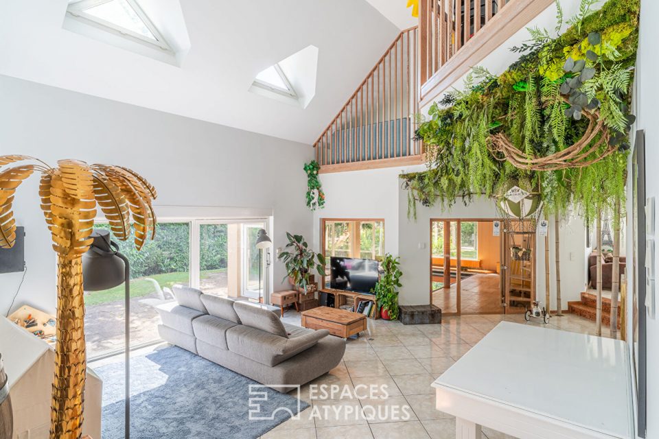 Maison d'architecte avec piscine intérieure et jardin arboré