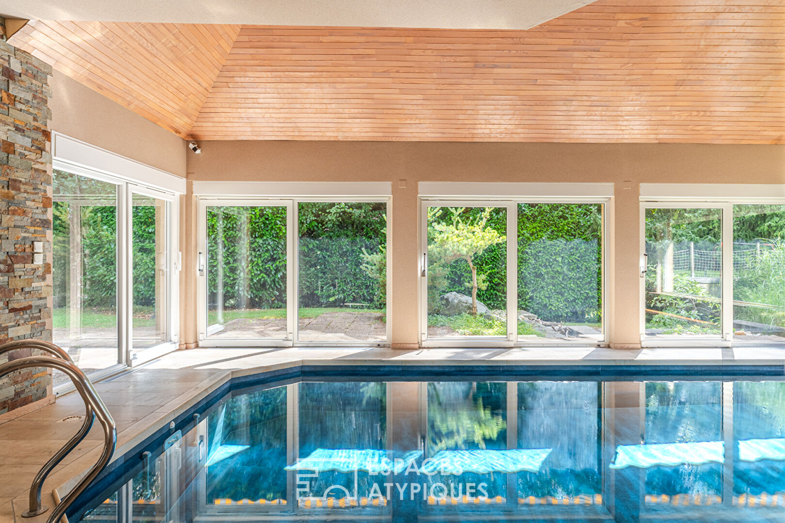 Maison d’architecte avec piscine intérieure et jardin arboré