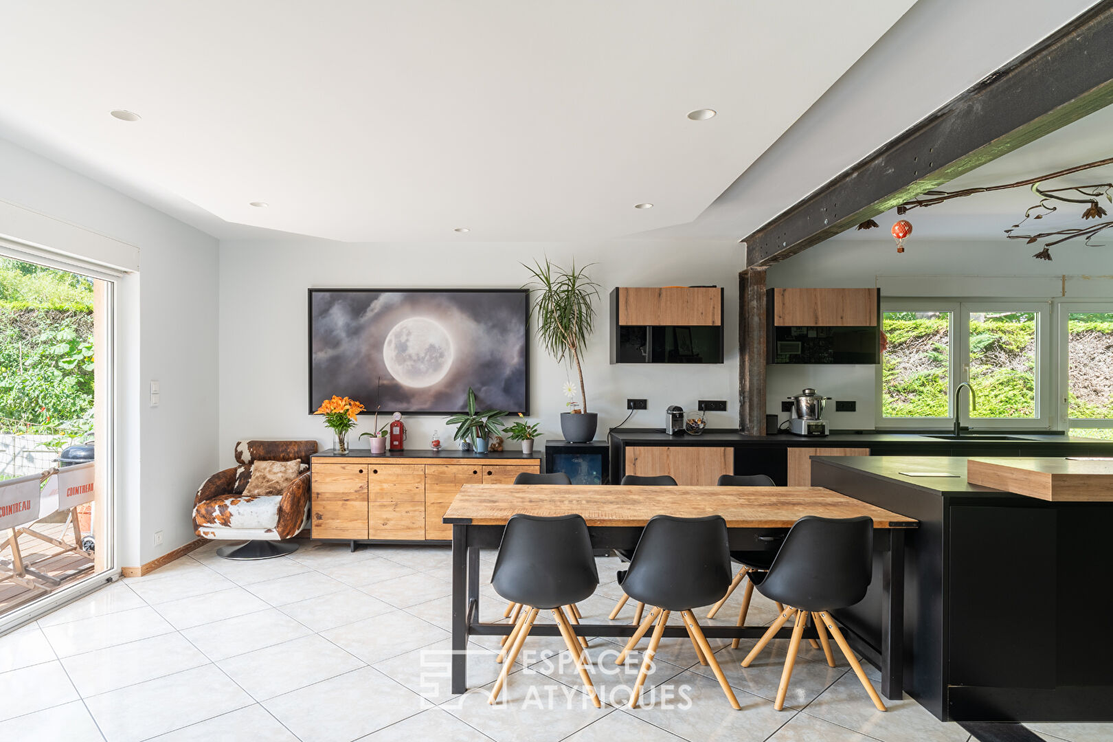 Maison d’architecte avec piscine intérieure et jardin arboré
