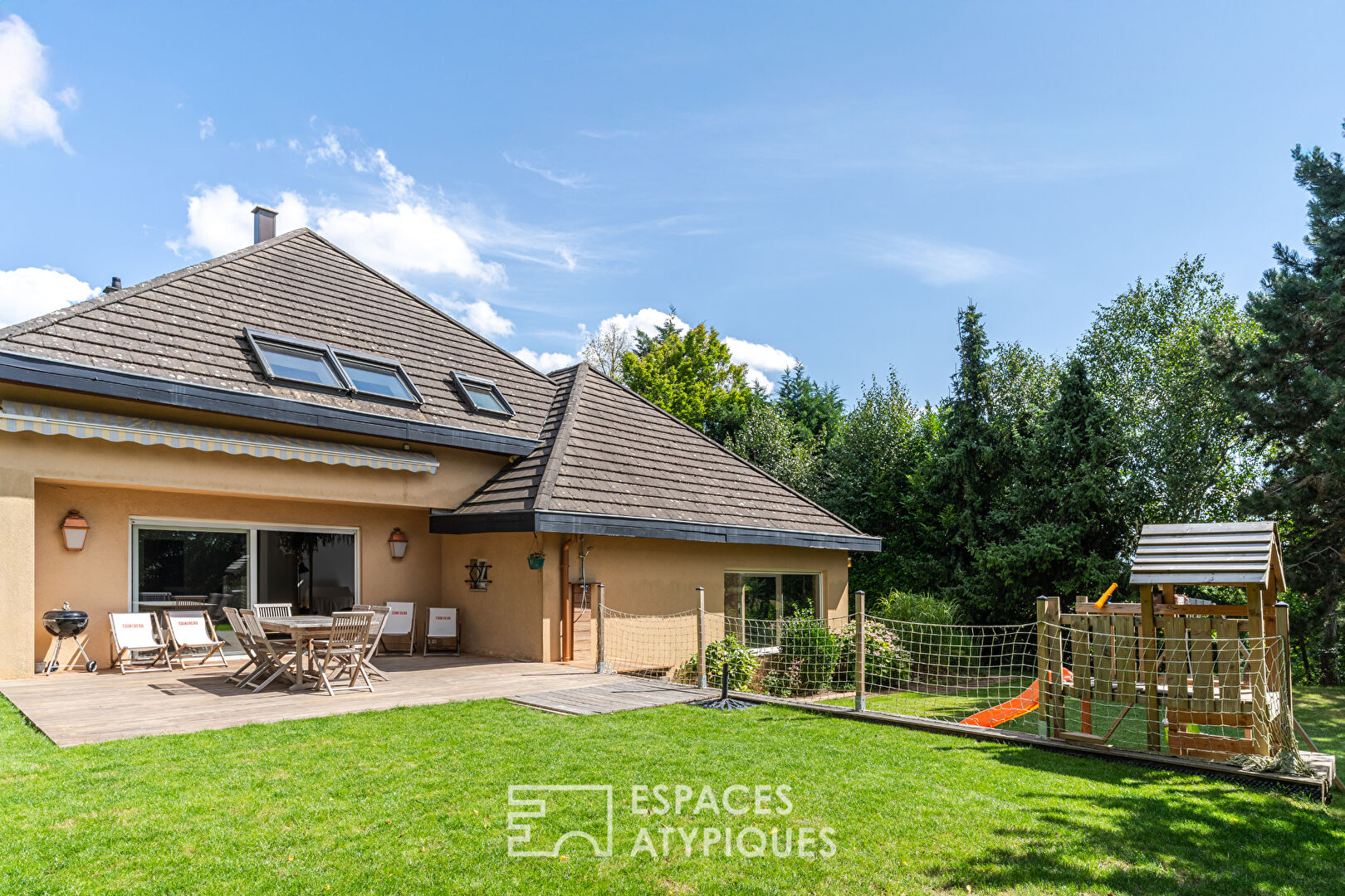 Maison d’architecte avec piscine intérieure et jardin arboré